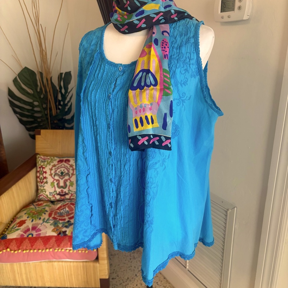 JOHNNY WAS Blue Embroidered Cotton Sleeveless Swing Top! Great condition! Medium